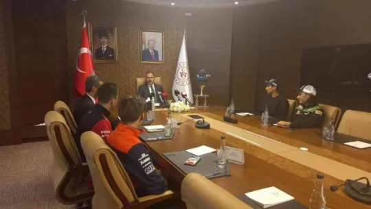 Bakan Kasapoğlu, dünya şampiyonu milli motosikletçileri ağırladı