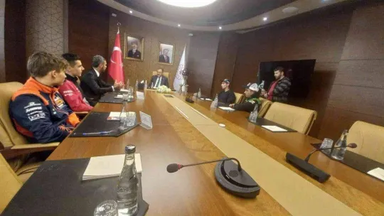 Bakan Kasapoğlu, dünya şampiyonu milli motosikletçileri ağırladı