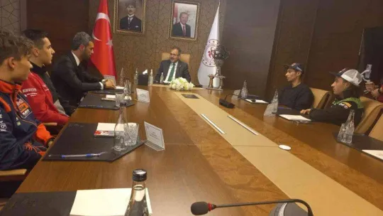 Bakan Kasapoğlu, dünya şampiyonu milli motosikletçileri ağırladı
