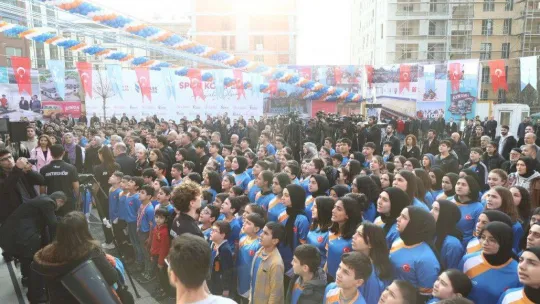 Bakan Kasapoğlu, Esenler'deki spor kompleksinin açılışına katıldı