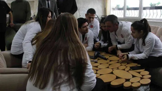 Bakan Kasapoğlu, Golbol Kadın Milli Takımı'nı tebrik etti
