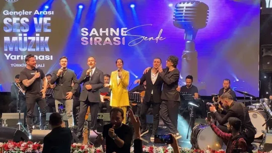 Bakan Kasapoğlu, sanatçılar ve gençlerle 'Dünyadan Uzak' şarkısını seslendirdi