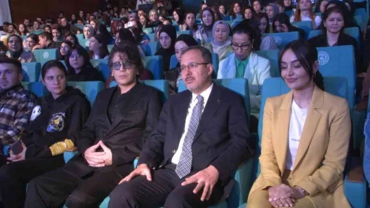 Bakan Kasapoğlu, sanatçılar ve gençlerle 'Dünyadan Uzak' şarkısını seslendirdi