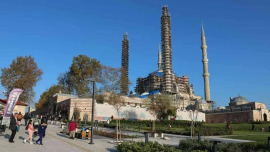 Bakan Kirişci, restorasyonu devam eden Selimiye'de incelemelerde bulundu