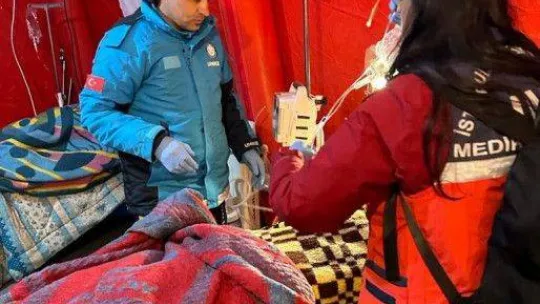 Bakan Koca: 'Afetin yaşandığı şehirlerimizde yaralılara ve hasta depremzedelere ilk tıbbi müdahale, kurulan sahra çadırlarında yapılıyor'