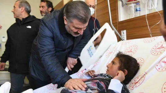 Bakan Koca, Adıyaman'da tedavi gören depremzedeleri ziyaret etti