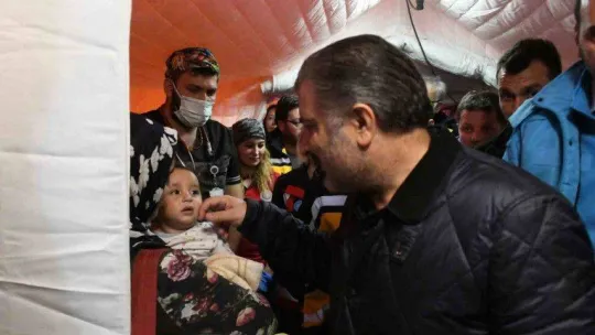 Bakan Koca, Adıyaman'da tedavi gören depremzedeleri ziyaret etti