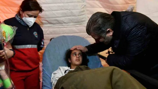 Bakan Koca, Adıyaman'da tedavi gören depremzedeleri ziyaret etti