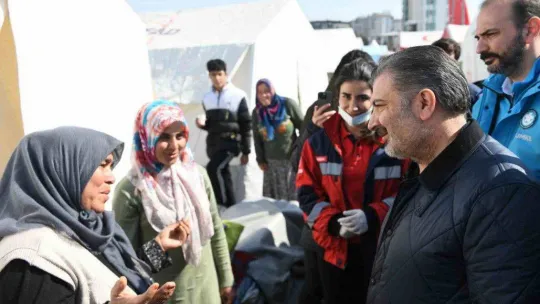 Bakan Koca, Adıyaman'da tedavi gören depremzedeleri ziyaret etti