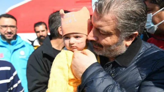 Bakan Koca, Adıyaman'da tedavi gören depremzedeleri ziyaret etti