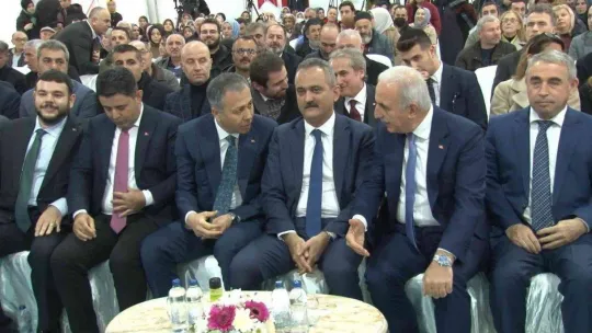 Bakan Özer: 'Garibanın derdi ile hemhal oluyor gibi görünenler, arkasını kazıdığınız zaman başörtüsü yasakçısı çıkıyor'