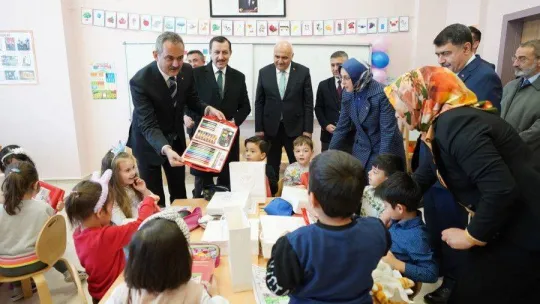 Bakan Özer: 'Türkiye Yüzyılı'nın ihtiyaç duyduğu insan kaynağını yetiştirmek için çalışacağız'