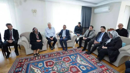 Bakan Özer'den İstiklal Caddesi'ndeki saldırıda hayatını kaybeden aileye ziyaret