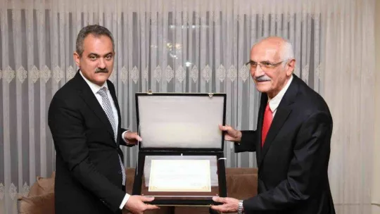 Bakan Özer, eğitimci Niyazi Karasar'ı ziyaret etti
