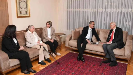 Bakan Özer, eğitimci Niyazi Karasar'ı ziyaret etti