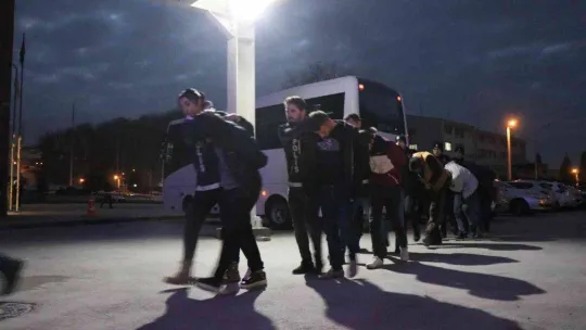 Bakan Soylu'nun yönettiği operasyonda gözaltına alınan şüpheliler sağlık kontrolünden geçiriliyor