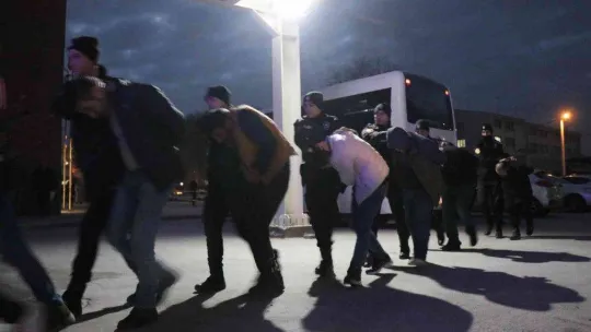 Bakan Soylu'nun yönettiği operasyonda gözaltına alınan şüpheliler sağlık kontrolünden geçiriliyor