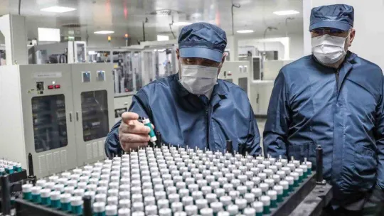 Bakan Varank pil üretim tesisini ziyaret etti