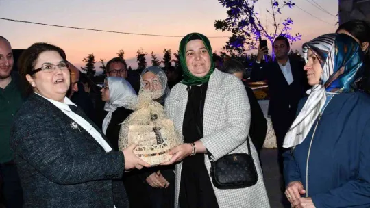 Bakan Yanık, Altınova'da gençlerle buluştu