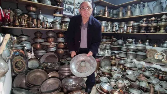 Bakır koleksiyoncusu...Ziyaretçilerini geçmişe götürüyor