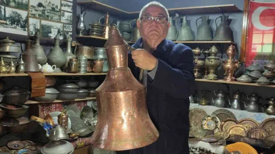 Bakır koleksiyoncusu...Ziyaretçilerini geçmişe götürüyor