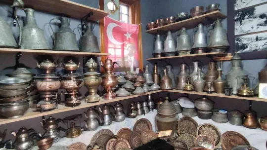 Bakır koleksiyoncusu...Ziyaretçilerini geçmişe götürüyor