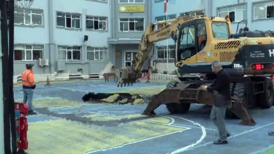 Bakırköy'de bir okulun bahçesinde çökme meydana geldi