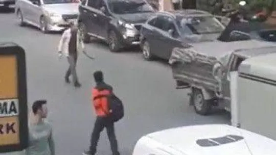 Bakırköy'de elinde kılıç ve satırla insanlara saldıran avukat gözaltına alındı