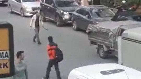 Bakırköy'de elinde kılıç ve satırla insanlara saldıran avukat tutuklandı