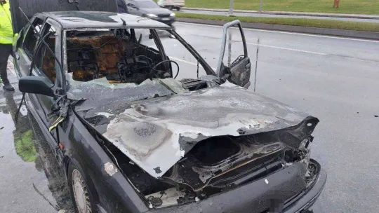 Bakırköy'de seyir halindeyken alev alan araç küle döndü