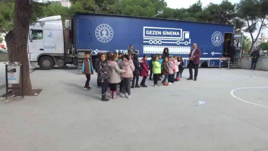 Balıkesir'de 'Gezen Sinema' çocuklarla buluştu