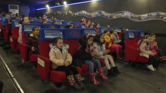Balıkesir'de 'Gezen Sinema' çocuklarla buluştu