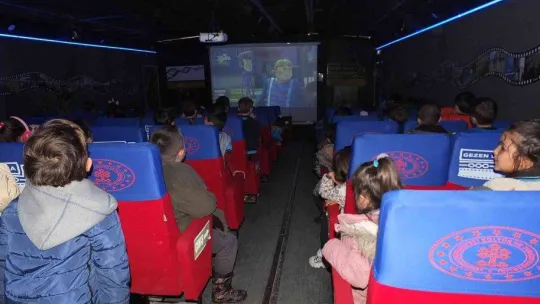 Balıkesir'de 'Gezen Sinema' çocuklarla buluştu