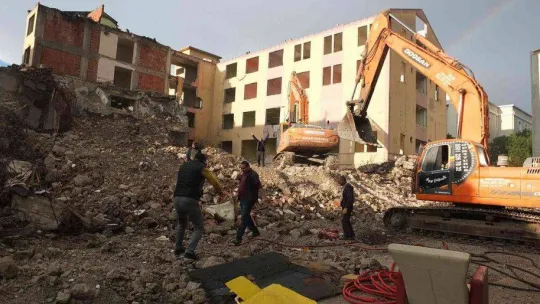 Balıkesir'de 50 yıllık devlet hastanesi yıkılıyor