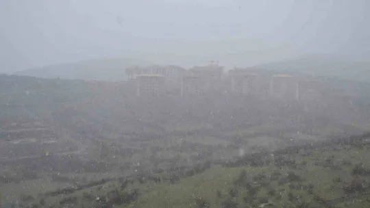 Balıkesir'de beklenen kar yağışı başladı