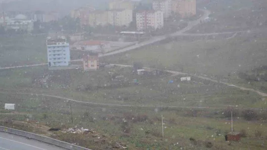 Balıkesir'de beklenen kar yağışı başladı