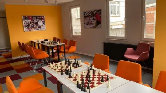 Balıkesir'de depremzede gençlere satranç eğitimi