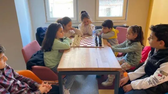 Balıkesir'de depremzede gençlere satranç eğitimi