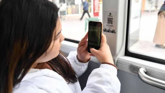 Balıkesir'de durak ve otobüslerde beklemek boş zaman olmaktan çıkıyor