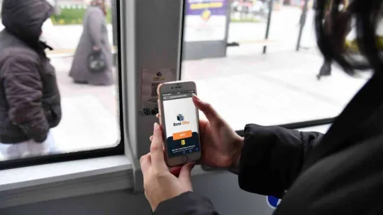 Balıkesir'de durak ve otobüslerde beklemek boş zaman olmaktan çıkıyor