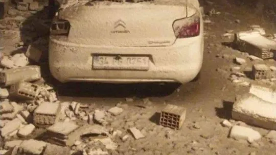 Balıkesir'de fırtına nedeni ile ağaçlar devrildi, çatılar uçtu