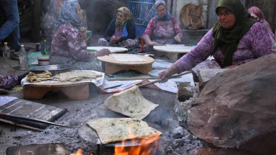 Balıkesir'de imece usulü kış hazırlıkları