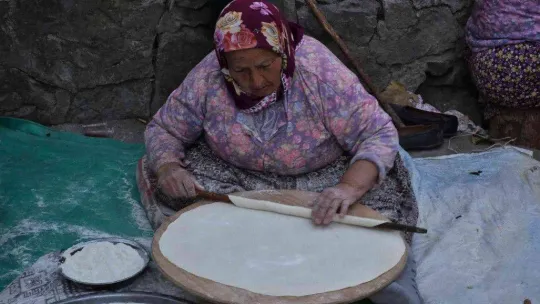 Balıkesir'de imece usulü kış hazırlıkları