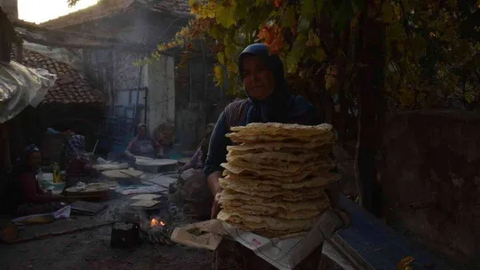 Balıkesir'de imece usulü kış hazırlıkları