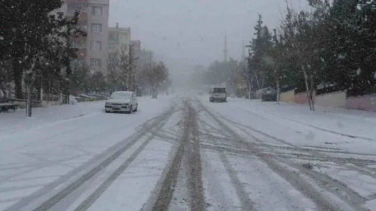 Balıkesir'de kar etkili olmaya devam ediyor