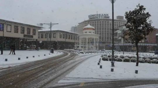 Balıkesir'de kar etkili olmaya devam ediyor