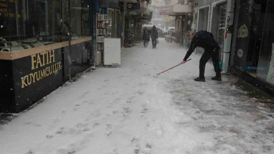 Balıkesir'de kar etkili olmaya devam ediyor