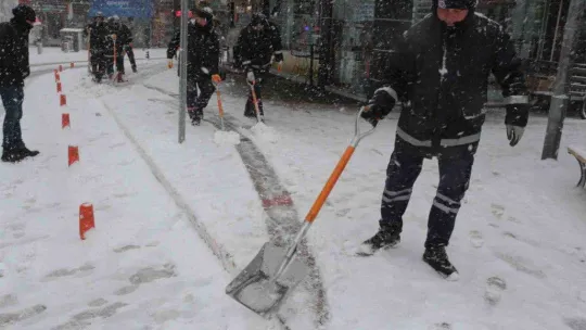 Balıkesir'de kar etkili olmaya devam ediyor