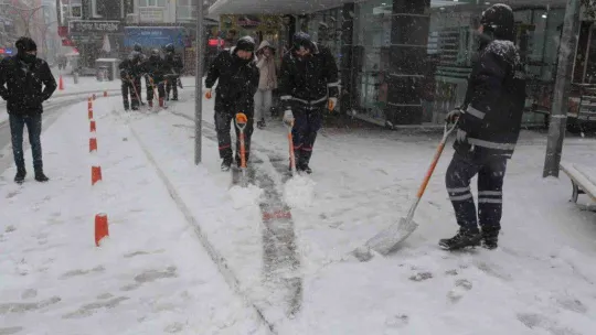Balıkesir'de kar etkili olmaya devam ediyor