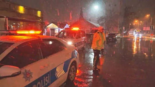 Balıkesir'de kar etkisini gösterdi